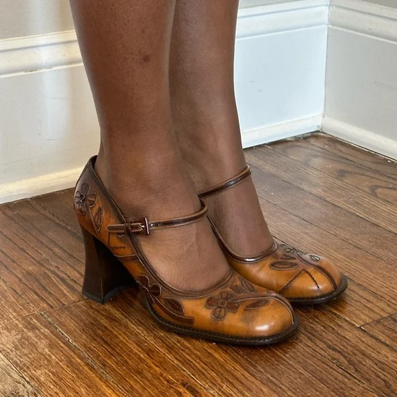 VINTAGE 1999 PRADA LEATHER FLORAL MARY JANE HEELS - Picture 5 of 11